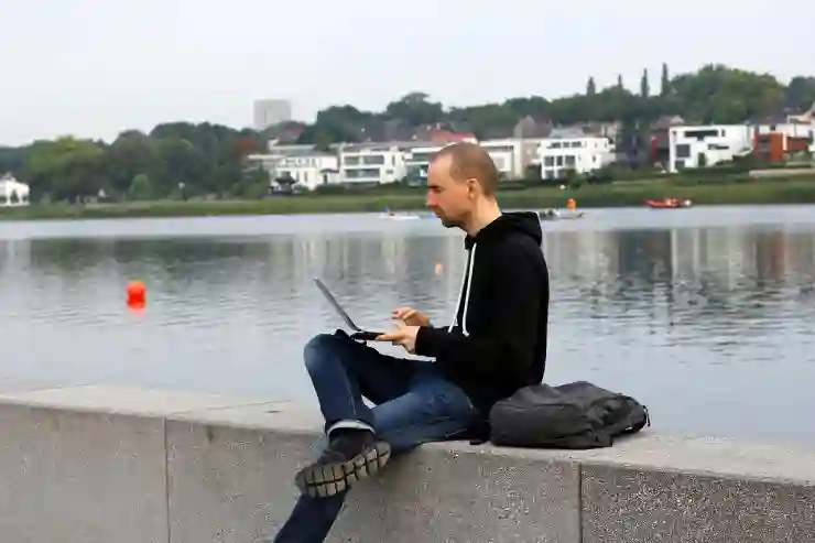 Pixabay 이미지: 디지털 노마드, 피닉스 호수, 도르트문트, 일하다, 원격 작동, 어디서나, 무료, 자유, 바다에서, 앉다, 노트북, 남성, 듣다, 물, 호수, 건축학, 자연, 루르 지역